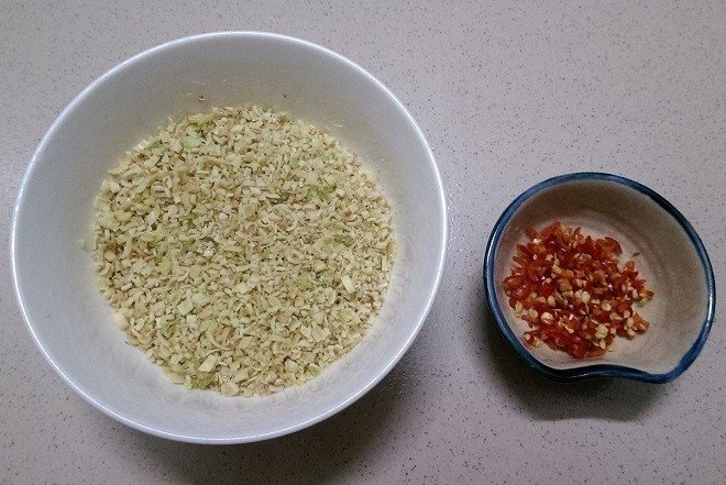 sả và ớt băm nhỏ