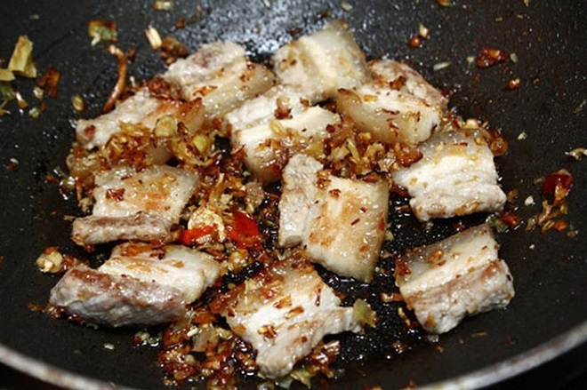 thịt ba chỉ chiên sả ớt