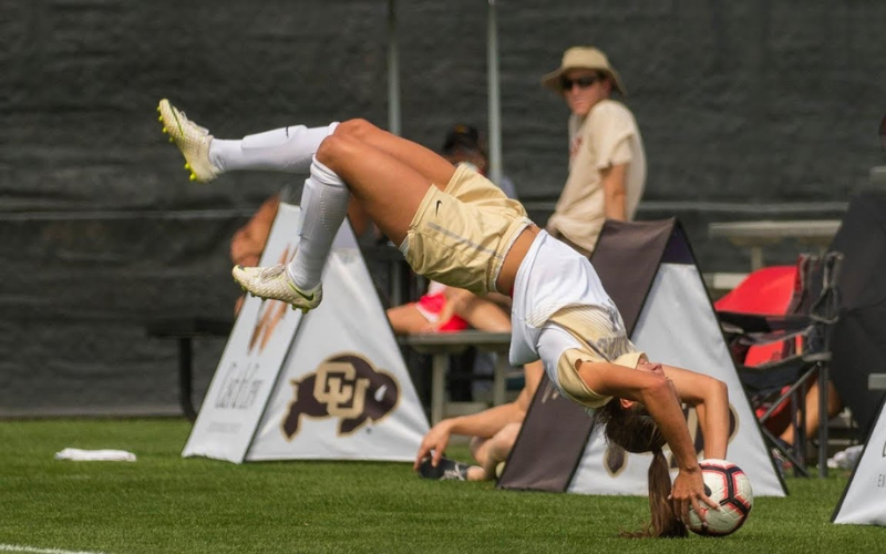 Ném biên xa là kỹ thuật ném biên khó nhất trong bóng đá Throw-in: Vũ khí bí mật giúp đội bóng phủi của bạn chiếm ưu thế