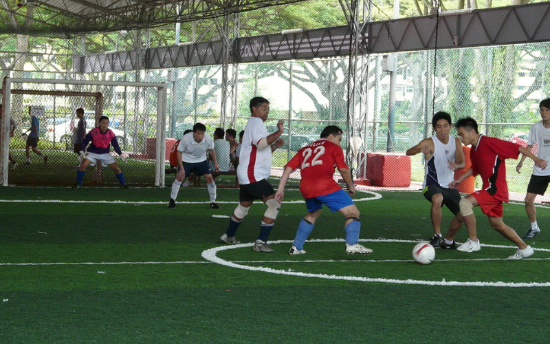 Giữ áp lực để có được một cú đá hoặc ném Throw-in: Vũ khí bí mật giúp đội bóng phủi của bạn chiếm ưu thế