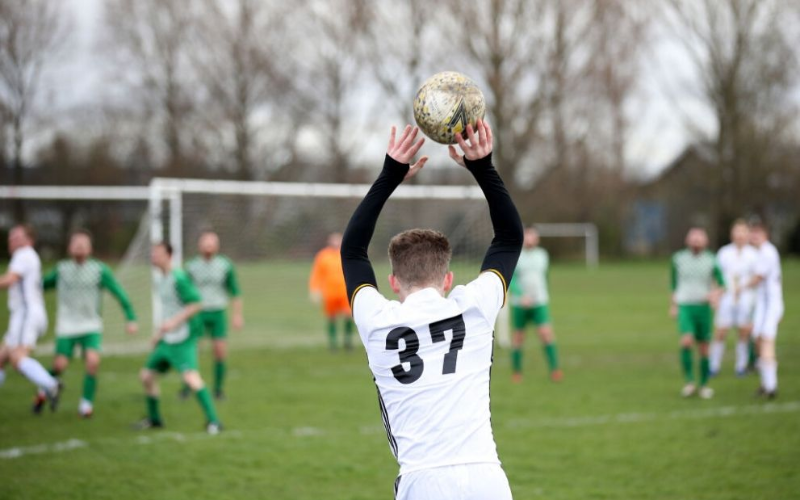 Ném biên là một thuật ngữ được sử dụng rộng rãi trong bóng đá để chỉ hành động ném hoặc đá. Throw-in: Vũ khí bí mật giúp đội bóng phủi của bạn chiếm ưu thế