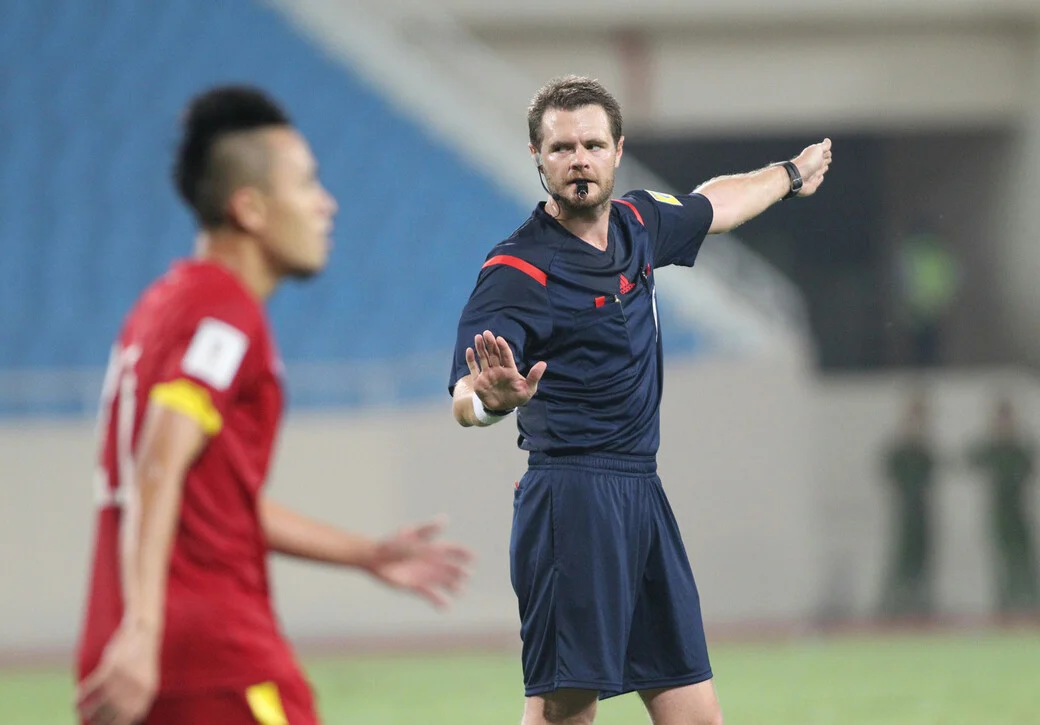 Tiểu sử của trọng tài Chris James Beath