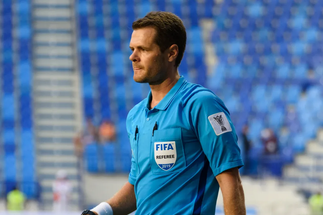 Tiểu sử của trọng tài Chris James Beath