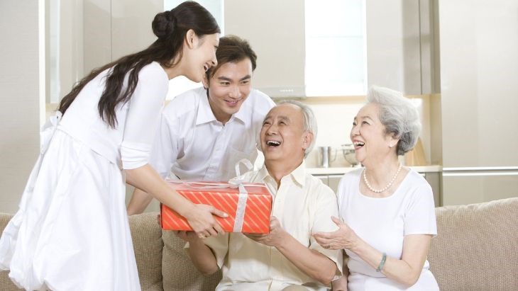 Tặng quà cho bố mẹ người yêu trong dịp Tết là cách thể hiện sự quan tâm, kính trọng Nên tặng quà Tết nào cho bố mẹ người yêu? Top 16 món quà ghi điểm